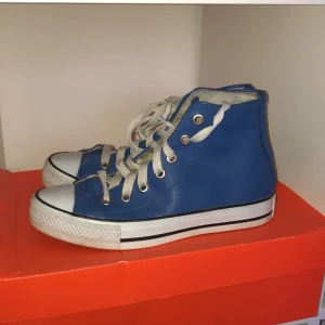 Blåa converse i läder - Intressekoll på mina skiiit fina blåa läder converse. Extremt sköna skor i storlek 38, den har lite slitning i bak men är annars i extremt bra skick+ att converse märket är lite smutsigt men kan rengöras innan nån köper ! Budet börjar på 300! Budgivning i kommentarerna!