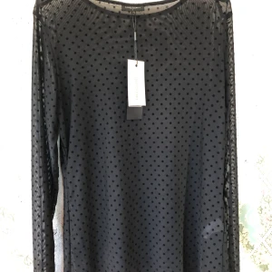 Meshtopp prickar - Jättefin topp till festligare tillfällen. Finns inne i storlek L, Xl, och XXl. Lite liten i storleken💕 polyester och elastan. 