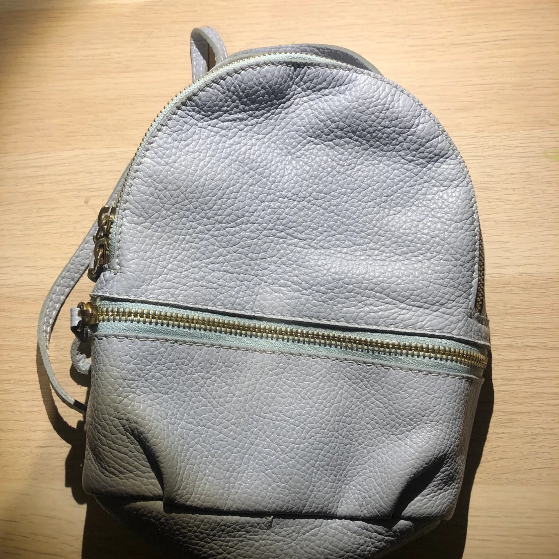 Skinnväska som är ljusblå