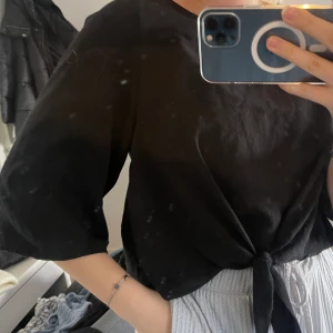 Blus - (Spegeln som är smutsig) En fin svart blus från terranova, storleken M. Med knytning där framme som går att knyta upp. Ärmarna går ungefär till armbågarna. Säljer för 20kr+Frakt