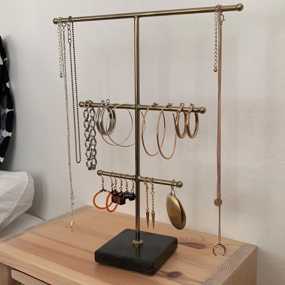 Säljer alla dessa smycken! Både örhängen, armband och halsband! De flesta är köpta men några har jag även gjort själv. Skriv om du vill ha en tydligare bild av något smycke! Du kan köpa allt tillsammans för 150kr. Om du bara vill köpa ett smycke, skriv till mig privat då så kommer vi överens om ett pris😊. Accessoarer.