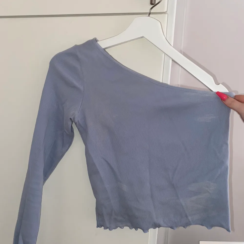 Snedskuren långärmad tröja från Gina (slutsåld) blå❤️avnänd några få gånger och tvättad 2 gånger så den är som ny typ❤️. Toppar.