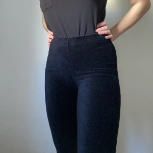 Bootcut Corduroy byxor - Sköna byxor med vidga ben. Säljer på grund av att de inte längre passar mig så bra. Stretchigt material. 100kr med frakt 🚚 