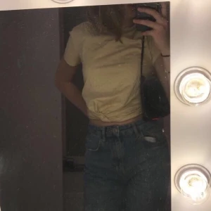 Gul tröja  - Så sommrig pastel gul tröja rrpn HM. Köpte den i somras och den är sparsamt använd. Tycker tyvär inte att den sitter så bra på mig så därför säljer jag den vidare.30kr frakt men kan mötas upp🥰🤪