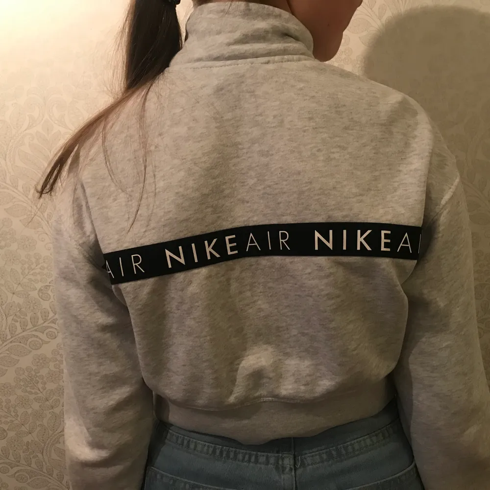 snygg sweatshirt i bra skick från Nike. säljer pga kommer ej till användning, xs men kan även användas av S . Tröjor & Koftor.