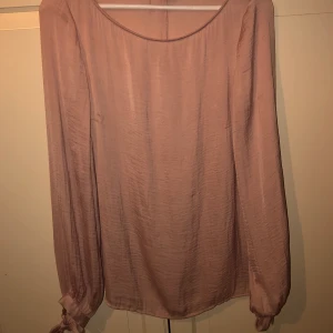 Rosa blus - Rosa blus med knyt längst ut i ärmen storlek 44