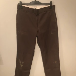 Brunna Dickies - Ett par slitna bruna Dickies