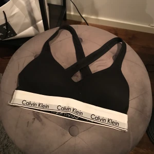 Calvin Klein  - Väldigt fin och endast använd vid ett fåtal tillfällen. Inlägg och korsad i ryggen. Frakten ingår i priset