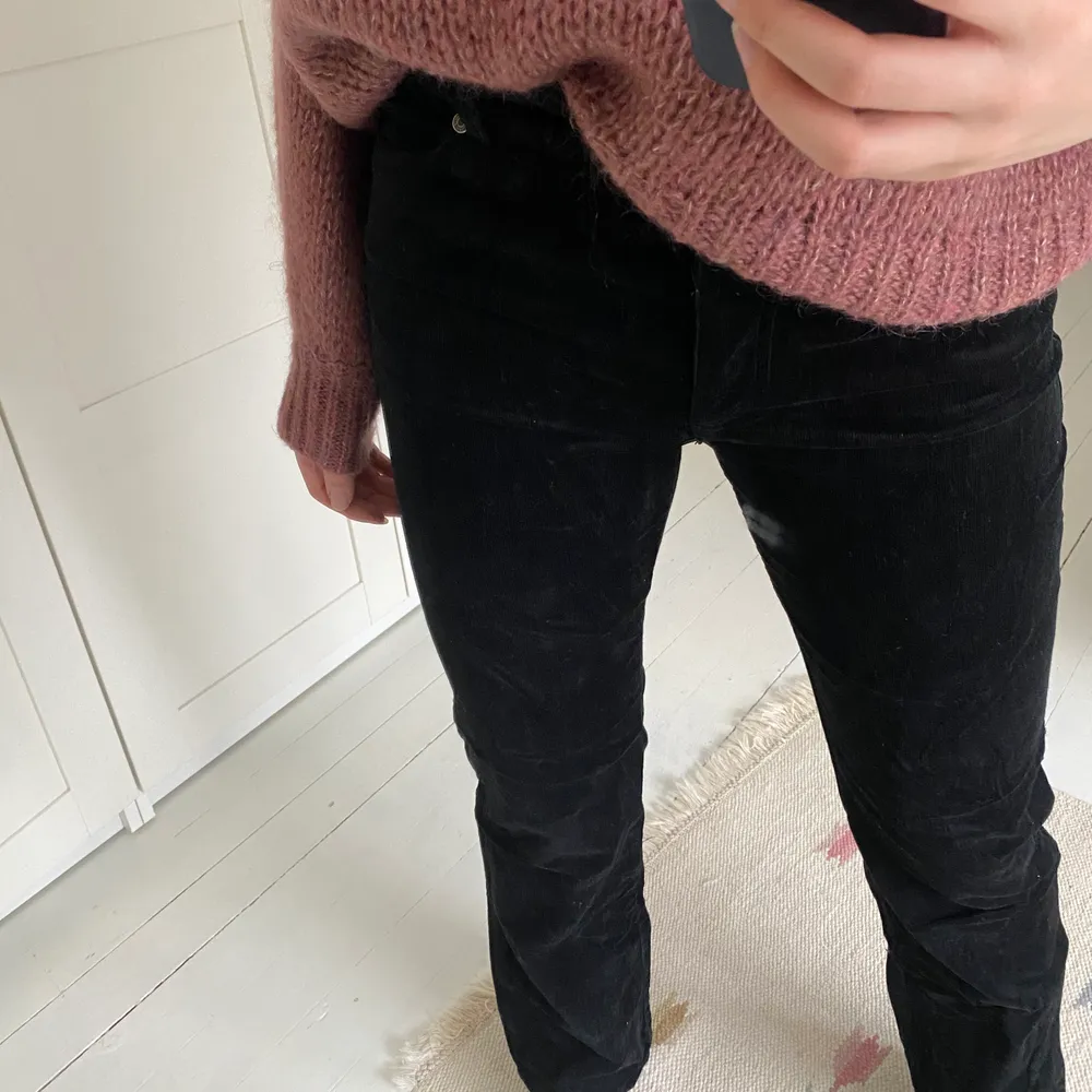 Ett par svarta vintage jeans i manchester material från isch 80-talet. Snygga, raka och bra längd!. Jeans & Byxor.