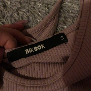 Klänning - Ribbad smal klänning som går ner till knät. Aldrig använt pga att jag inte kan bära upp klänningen så som jag ville