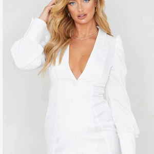 Klänning - Helt ny klänning från PLT i storlek 4/XS! Har endast testat klänningen så det är inga fläckar eller nåt sånt! Skriv så kan ni få flera bilder 