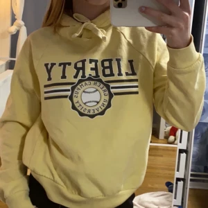 Hoodie - Superfin hoodie som sitter lite oversized. Bra skick och pris kan diskuteras💗💗