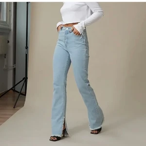 Jeans - Jeans från NA-KD säljs pga av att dom var för små för mig str 38 men skulle säga dom passa en 36a