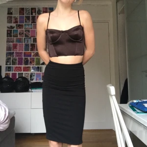 Lång svart kjol - En tajt svart kjol i bra skick som slutar i höjd med knäna ( beror hur lång ben man har). Använd två sommrar och är luftig. 60kr + frakt 