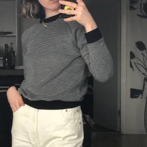 Randig tröja - Svart och grå randig tröja som har struktur i ränderna!