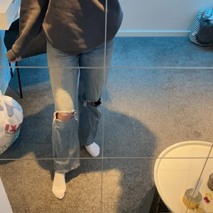 Jättefina jeans - Jättefina jeans som inte kommer till användning då jag har ett liknande par. Dem har snöre i midjan så man kan knyta för att dem va lite förstora i midjan men inget som synns. Köparen står för frakten💗💗