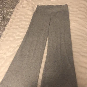 Gråa Ribbade Byxor - Bra skick på byxorna, knappt använda och storleken är S, dom passar mig perfekt då jag är 160 cm. luftiga , sköna och perfekta till sommaren. 150 inklusive frakt