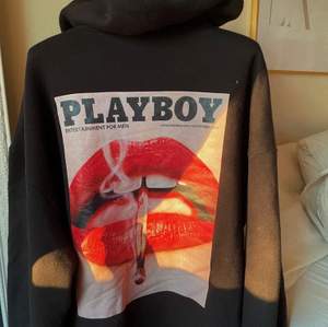 Säljer min svarta playboy hoodie, då den inte kommer till användning 🌟 stl 34! Buda i kommentarerna! Eller köp direkt för 300kr + frakt 💞