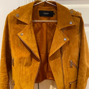 Jacka från Vero Moda i äkta läder - Fick den här coola jackan i julklapp för ca 2 år sedan men säljer den vidare då den inte riktigt är min stil! Den är köpt på Vero Moda för ca 1000kr och är i 100% äkta läder. Frakten är inte inräknad i priset.