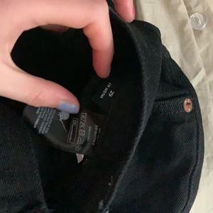 Svarta vida jeans  - Svarta vida jeans från Monki. Köpt för ca 299-399, säljer pga alldeles för stora. Aldrig använda. 5 fickor, 3 fram och två bak. 