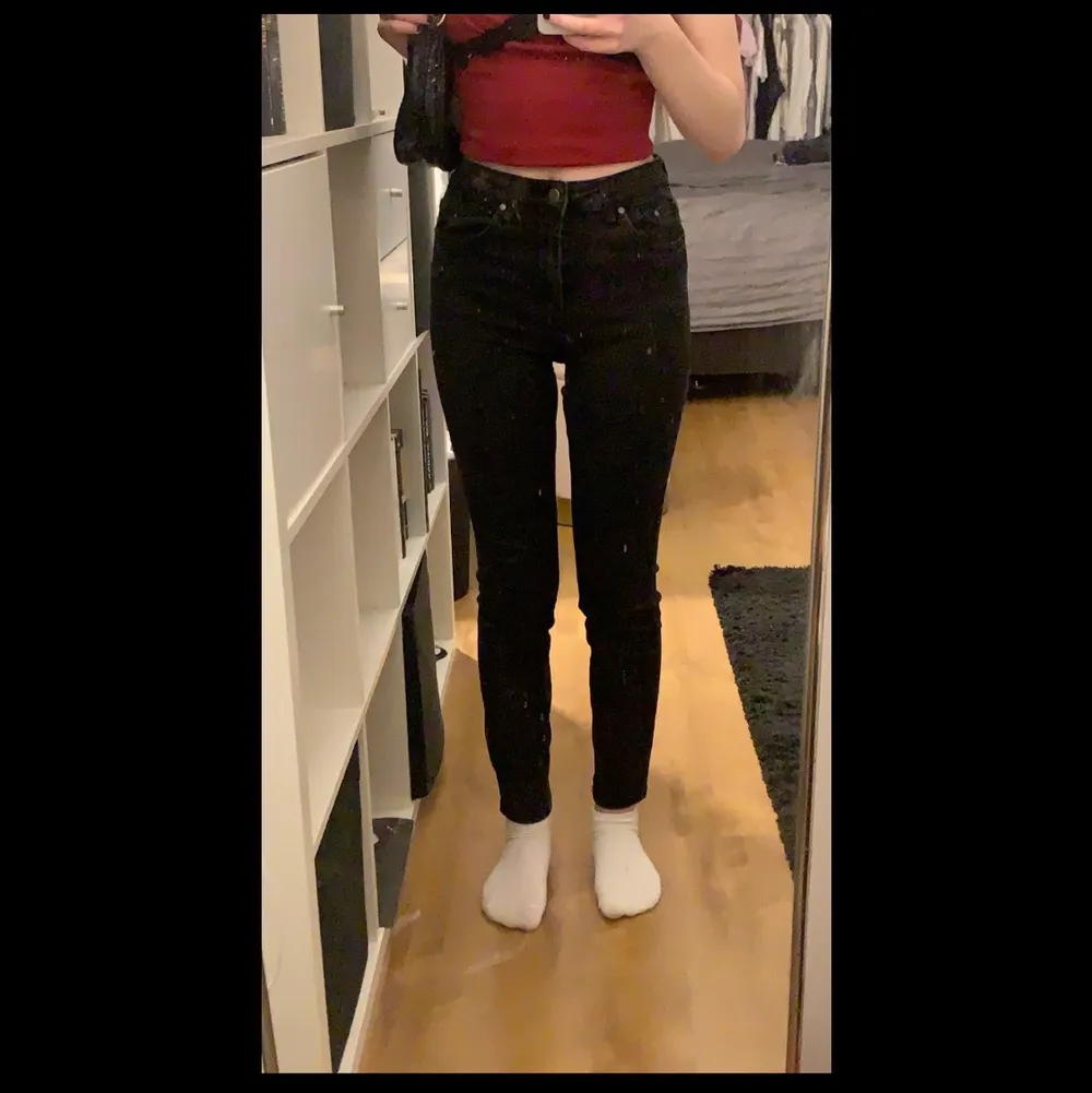 Svarta jeans som sitter bra. Är perfekt längd för mig och jag är 170 cm lång.. Jeans & Byxor.