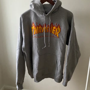 Thrasher hoodie  - Skit snygg äkta grå thrasher Hoodie från junkyard som är nästan helt ny använd några gånger och är i otroligt bra skick! 🔥 kontakta för fler frågor :)