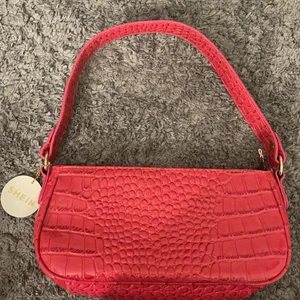 Väska - Superfin väska ifrån SHEIN , säljer pågrund av att den inte används utan bara ligger i mitt rum❤️ 60kr + frakt