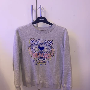 Kenzo sweatshirt stl 14y  - En superfin kenzo tröja som är köpt på nk i storlek 14y passar även utmärkt till storlek xs-s.