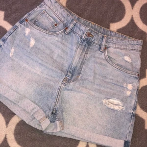 Jeansshorts  - Jättefina jeansshorts som är använda ett fåtal gånger och säljer de nu för att de blivit för stora för mig. ❗️frakt tillkommer❗️