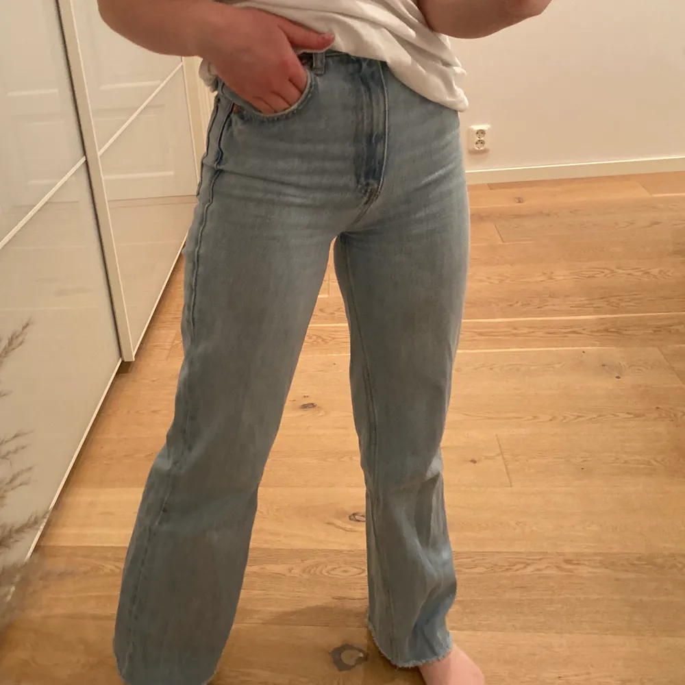 Fina jeans från Zara, storlek 32💙 köpta i somras men sparsamt använda! Passar i längden för mig som är ca 160 cm💙 250kr. Jeans & Byxor.