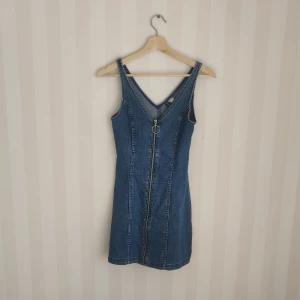 Klänning i jeans material  - Eur storlek : 32 UK storlek: 4. Bra skick. Har vuxit ur den så hoppas nu den får en ny ägare. 