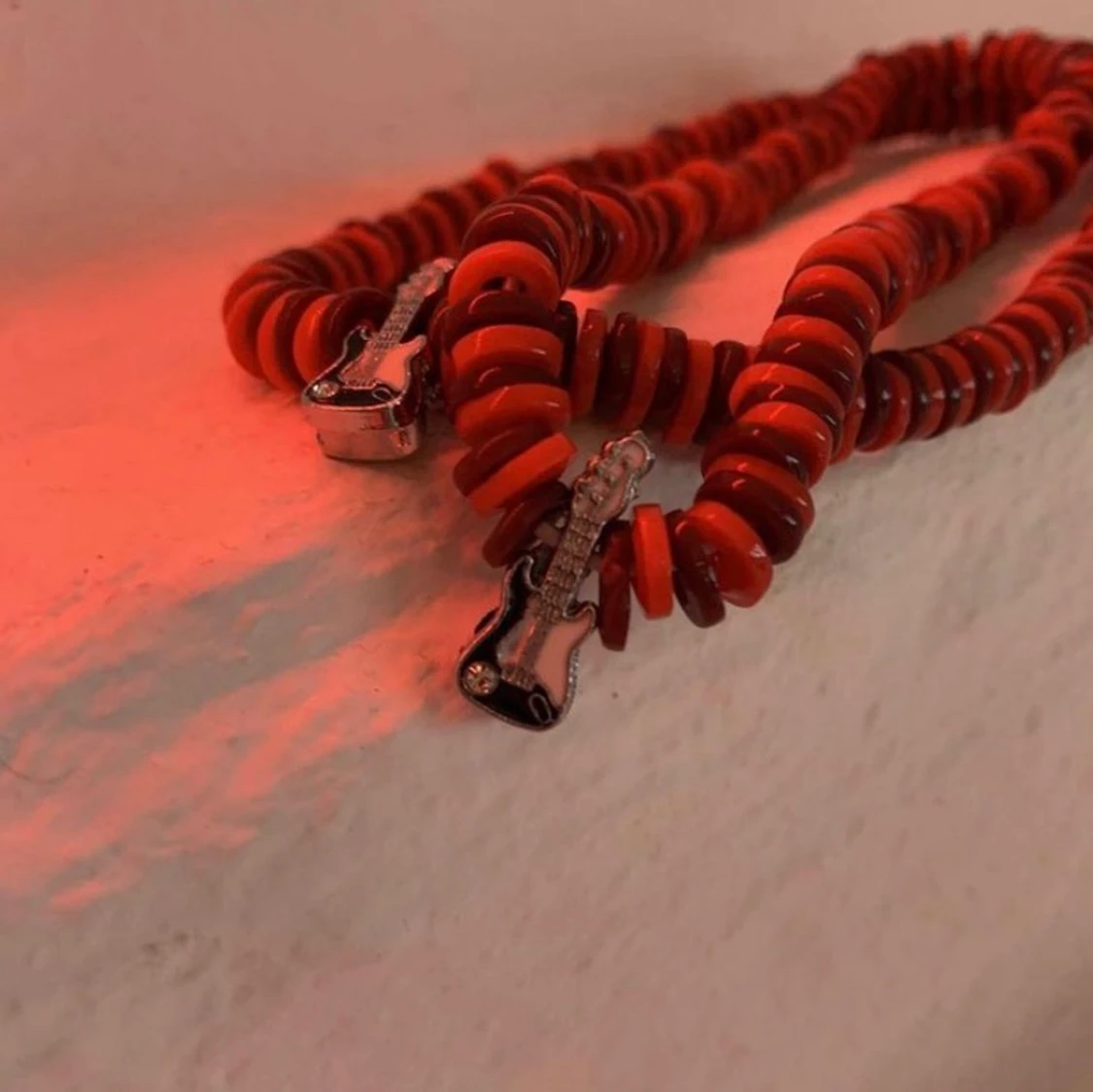 Smycke gå in på ig för att köpa har massa fler smycken där skulle betyda jättemycket  - 90