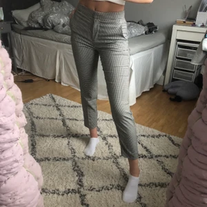 Kostymbyxor  - Svart vit rutiga kostymbyxor. Säljer då de int kommer till användning. Använda npgra gånger, de är i jättefint skick. Köparen står för frakten💗