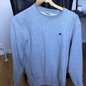 Champion tröja 8/10 strl S  - Bra skick inga fläckar passar både tjejer och killar! Storlek small!