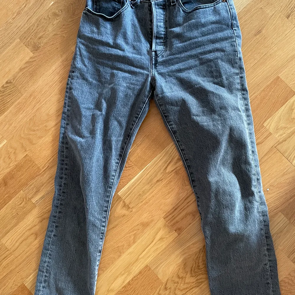 Levis 501 i tvättad grå! Använda några gånger så i mycket fint skick! Frakt tillkommer. Jeans & Byxor.
