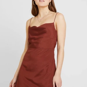 Sommarklänning - Super fin klänning till sommaren, den är köpt från nelly o går inte o köpa där mer tror jag. Använd endast en gång. Köparen står för frakt ca. 30kr 💕💕