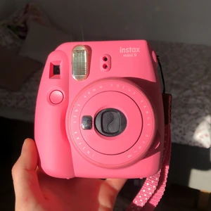 Polaroid kamera (instax mini 9) - Säljer min fina rosa Polaroid kamera! Nyskick endast använd 3ggr. Kamera väska medföljer. Tyvärr ingår ej kamera filmer och det är något man måste köpa till själv. Ny pris: 700kr. 