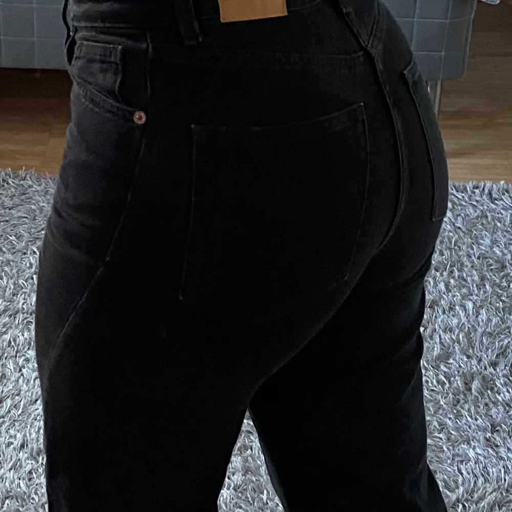 Ett par svarta monki jeans i modellen Yoko. Ej använde så mycket då de sitter för tight, de är lite urtvättade men fortfarande snygg! Skriv privat om man vill se hur färgen ser ut!💞. Jeans & Byxor.