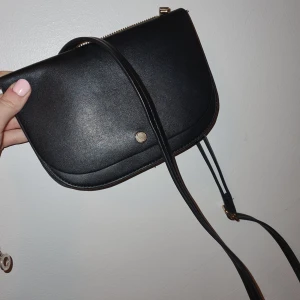 Axelbands väska - Knappt använd, super fin. Tvättas innan försäljning. 