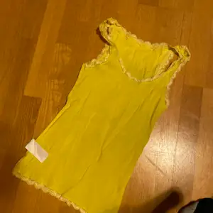Ett gult linne med spets i kanterna, knappt använd! Säljes för 60kr, frakt tillkommer 💛💛