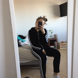 Tracksuit  - Super cool tracksuit. Aldrig användt. 95% polyester 5% supandex 