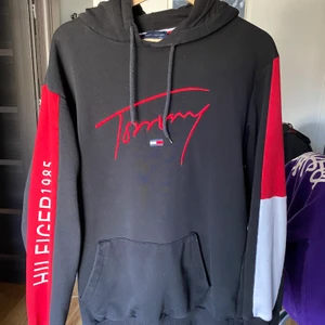 Vintage Tommy Hilfiger hoodie  - En vintage tröja från Tommy hilfiger med många år på nacken. Men ändå är tröjan i mycket bra skick, förutom snöret som har blivit kapat, men det går såklart att bytas ut. Tröjan är i storlek xxl men sitter mera som en medium-large. Budgivningen börjar från: 250kr 