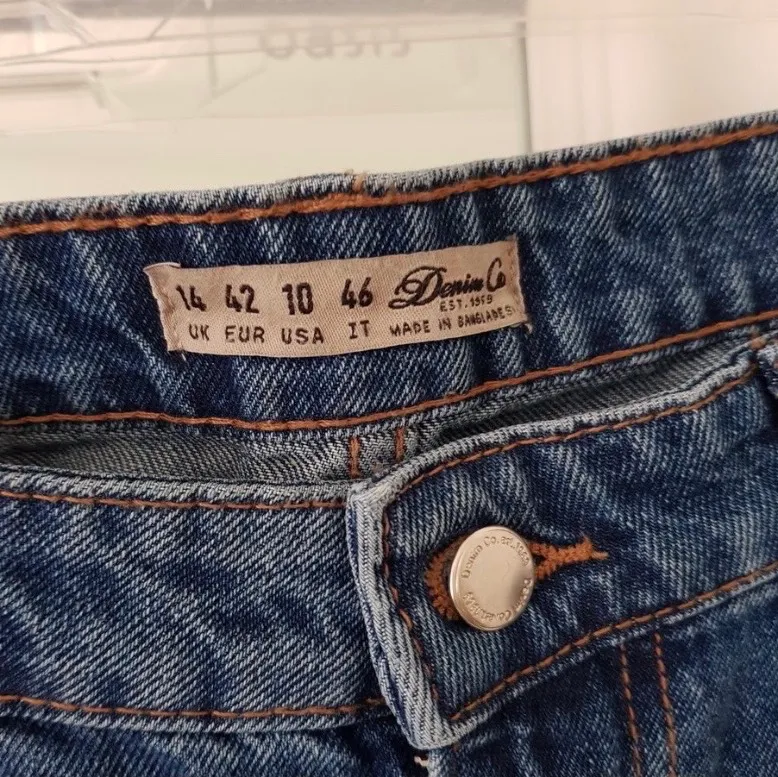 Enkla fina denimblå mom jeans från Primark! För stora på mig så bilden ger inte 100% korrekt passform. ALDRIG använda så i utmärkt skick!. Jeans & Byxor.