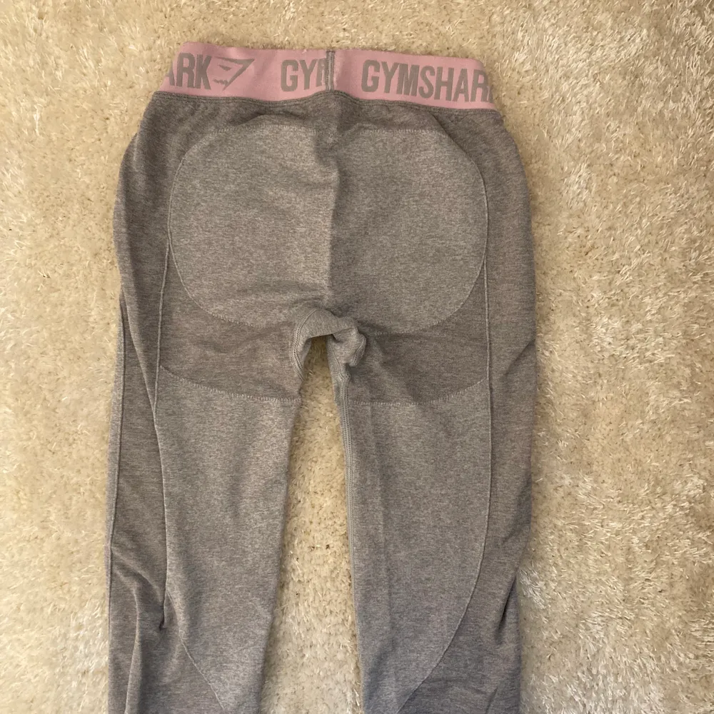 Säljer dessa ljusgråa tights från gymshark med rosa mudd. Dom är så sköna och stretchiga och är nästintill oanvända, jag säljer dom pga att jag har växt ur dom! Köparen står för frakten! . Jeans & Byxor.