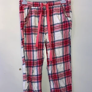 Pyjamasbyxor  - Rosa pyjamasbyxor med knytning vid fötterna, storlek 34/38. För fler bilder eller information skriv privat. <3 om flera är intresserade blir de budgivning i kommentarerna!