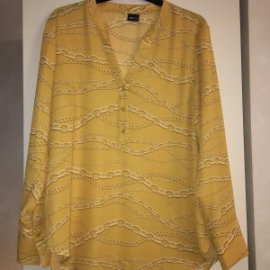 Gul blus - Gul blus ifrån Gina Tricot med kedjemönster. Använd 1 gång så i nyskick. Strl 42!