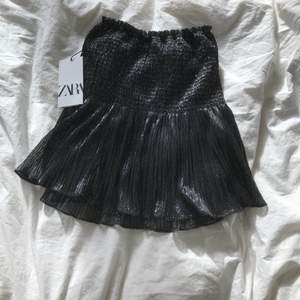Säljer denna superfina kjol från zara!! Självaste kjolen är typ som en metallic färg skulle jag säga. Kjolen är helt ny och aldrig använd. 