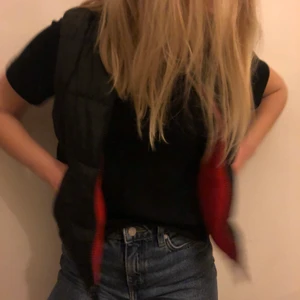 väst - Vadderad väst som man kan ha på båda hållen, antingen med svart plugget material eller röd lite fleecematerial. Så snygg nu till våren!!! PRIS KAN DISKUTTERAS