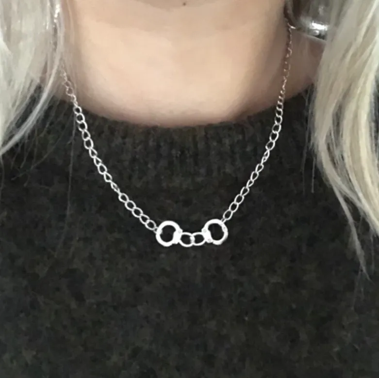 Super coolt halsband med handbojor! 80kr (frakten är inkluderad i priset). Kontakta mig vid intresse eller funderingar💓💓. Accessoarer.