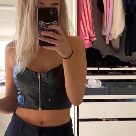 Bustier i oäkta skinn från rebellious fashion, aldrig använt, prislappen kvar💖. Toppar.